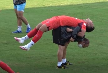 VIDEO: Thầy Park gọn gàng nhấc bổng trung vệ 1m81 của U22 VN