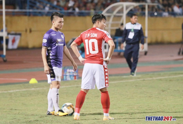 HLV Chu Đình Nghiêm 'hú vía' khi trọng tài suýt thay nhầm Quang Hải