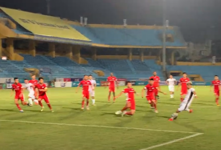 VIDEO: Văn Thanh 'ma mãnh' ghi bàn rút ngắn tỷ số cho HAGL