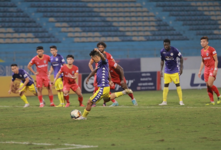 VIDEO: Góc quay đặc biệt về cú đá penalty hỏng ăn của Văn Quyết