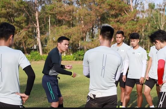 VIDEO: Xuân Trường đóng vai phiên dịch viên cho HLV Kiatisak