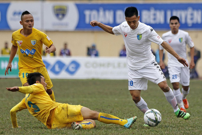VIDEO: Xem lại màn đối đầu rực lửa của HLV Petrovic vs Hà Nội năm 2017