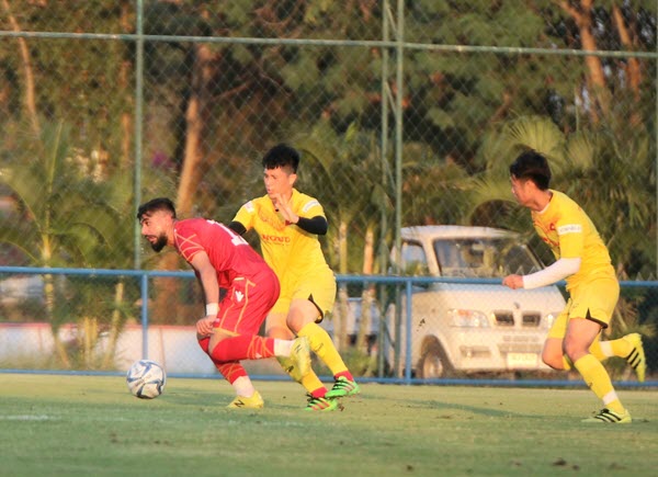 Đình Trọng bất ngờ ra sân đấu U23 Bahrain