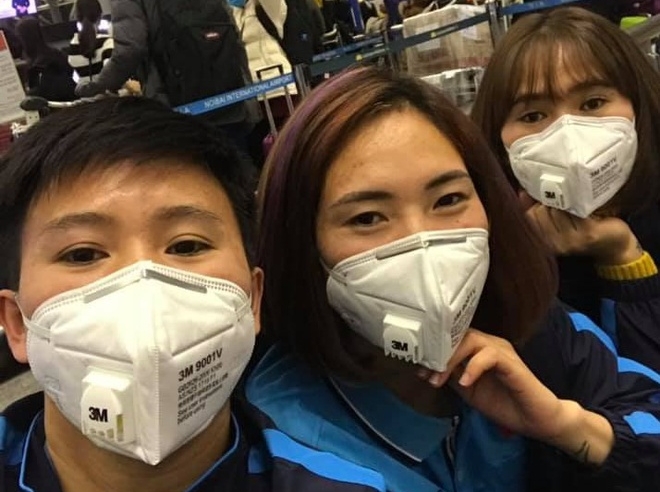 Tuyển nữ Việt Nam đeo khẩu trang đi dự vòng loại Olympic