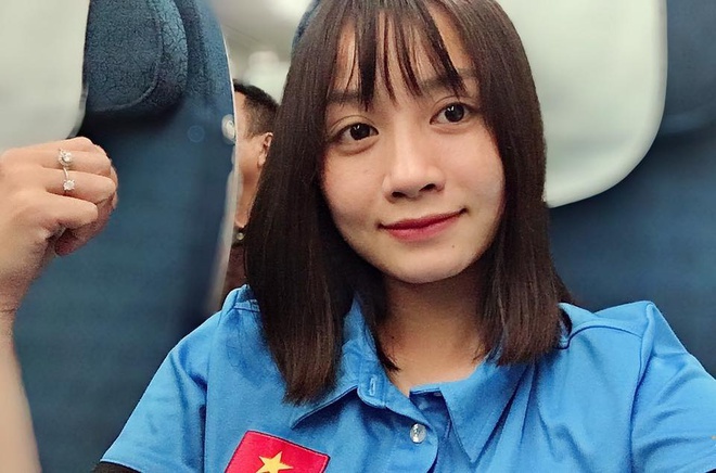 VIDEO: 'Bóng hồng đá bóng' Hoàng Thị Loan nhận món quà đặc biệt trên xe