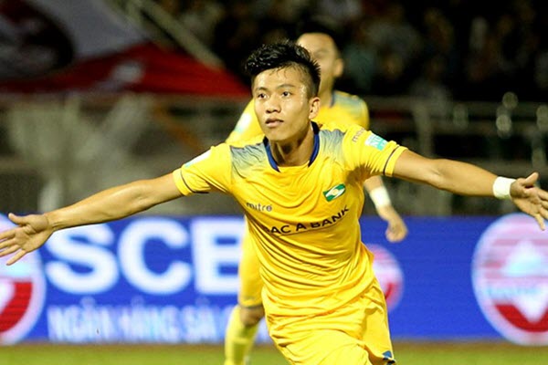 Phan Văn Đức nhận mưa lời khen của các HLV