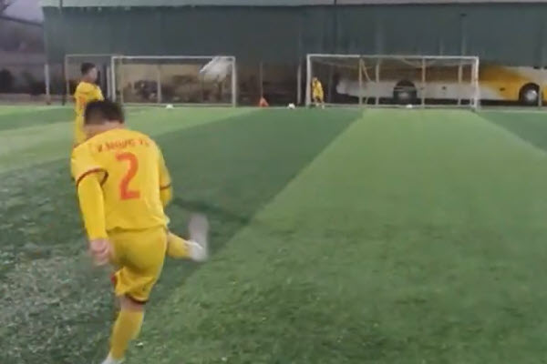 VIDEO: Tài năng U12 SLNA 'chém bóng' như David Beckham