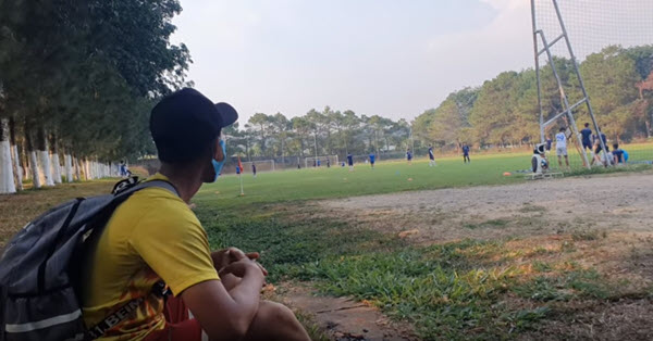 Cậu bé đạp xe gần 200km tới HAGL thử việc nhưng bị từ chối