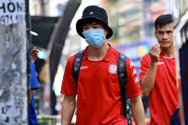 Công Phượng đeo khẩu trang hội quân cùng CLB TP.HCM