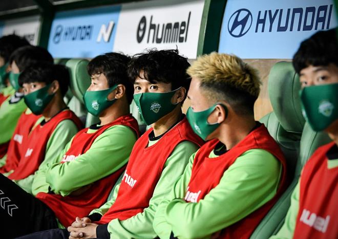 Cầu thủ Hàn Quốc đeo khẩu trang, đá trận mở màn K-League