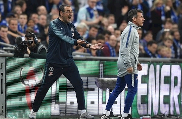 Sarri đã hét lớn vào mặt Kepa trong phòng thay đồ thế nào?