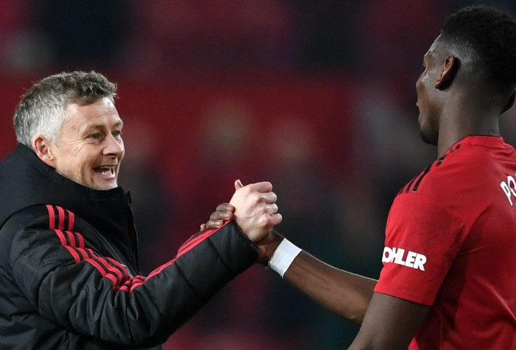 HLV Solskjaer nói gì với Pogba sau quả penalty hỏng ăn?