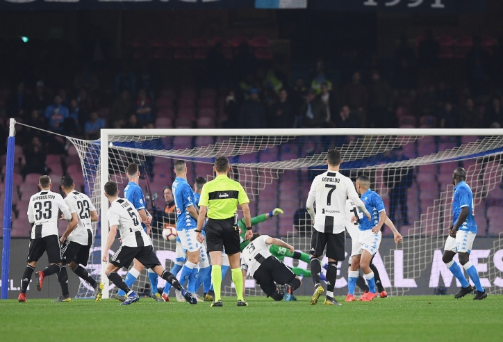 Ronaldo nhạt nhòa, Juventus đánh bại Napoli đầy may mắn
