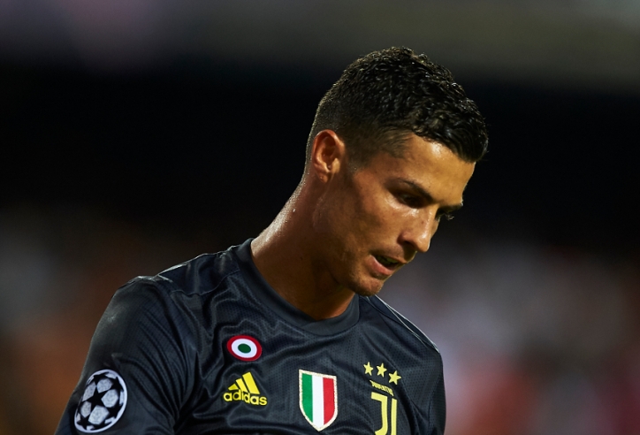 Cả đội Juventus thác loạn với 60 'chân dài' sau trận thua