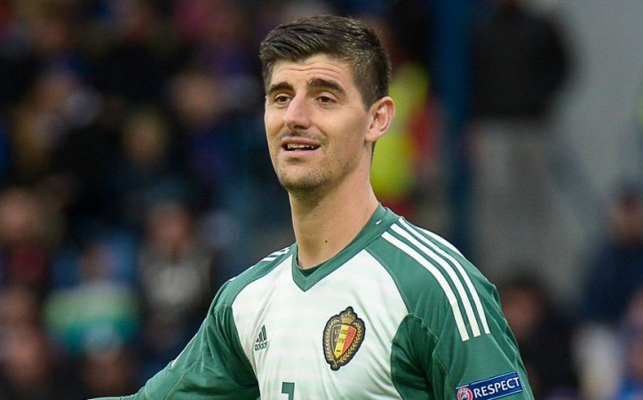 Xử lý ngớ ngẩn, Courtois trở thành tâm điểm chế giễu