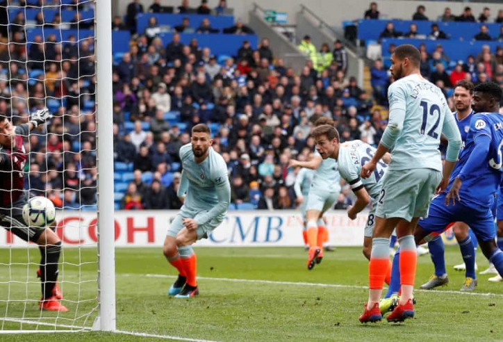VIDEO: Azpilicueta ghi bàn cho Chelsea trong tư thế việt vị