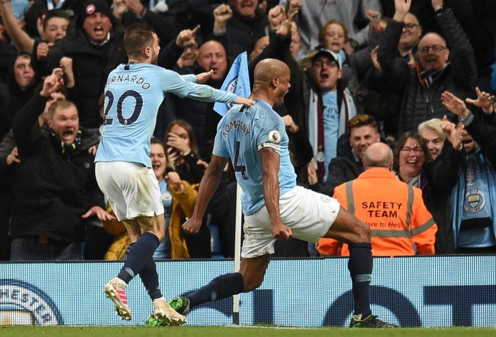 Kompany xé lưới Leicester, Man City chạm một tay vào chức vô địch