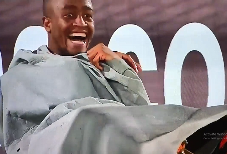 VIDEO: Cầu thủ ăn mừng kiểu 'cuốn chiếu' có một không hai