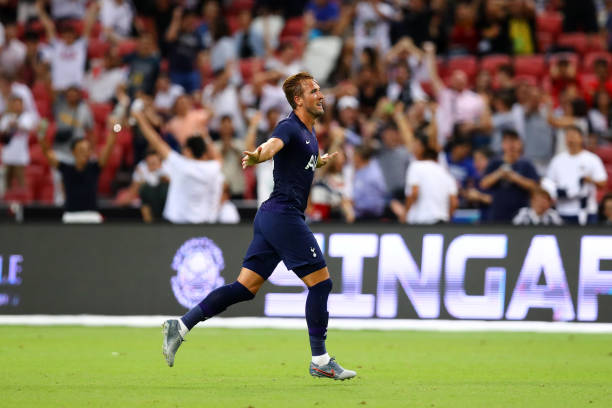 Harry Kane ghi bàn không tưởng từ giữa sân hạ gục Juventus