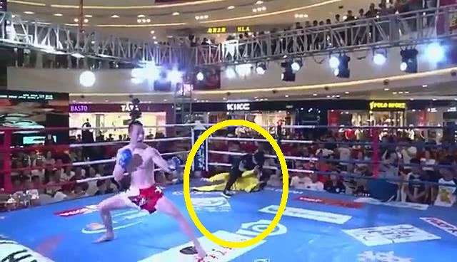 'Bản sao Lý Tiểu Long' bị đá ngất xỉu trong 6 giây dù được chấp binh khí