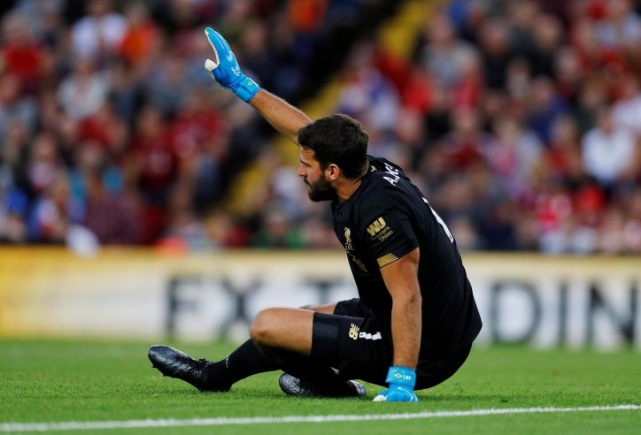 VIDEO: Alisson tự làm mình chấn thương như một trò đùa