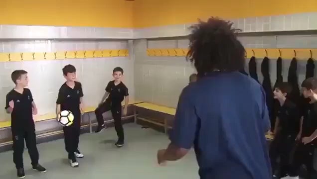 VIDEO: Marcelo thực hiện thử thách đánh đầu cùng đội của con trai