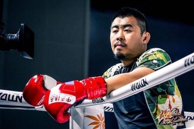 VIDEO: Từ Hiểu Đông ra đòn như súng máy, hạ knock-out võ sĩ Nhật Bản