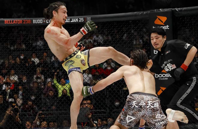VIDEO: Võ sĩ MMA knock-out đối thủ với pha 'sút đầu như sút bóng'