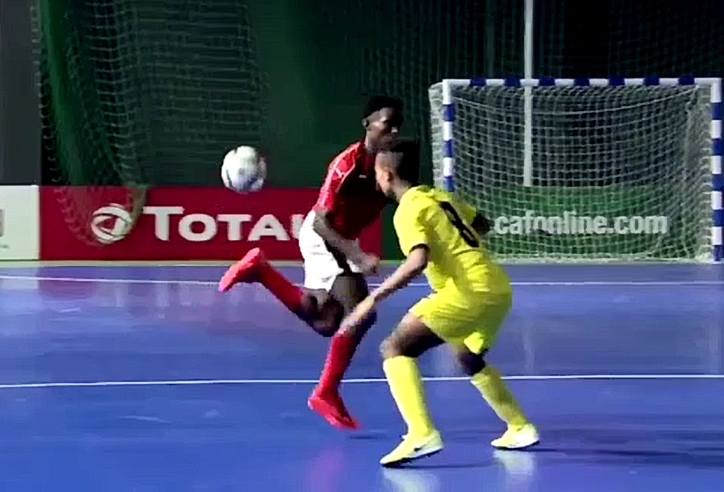 VIDEO: Pha gắp bóng ghi bàn kinh điển trên sân futsal