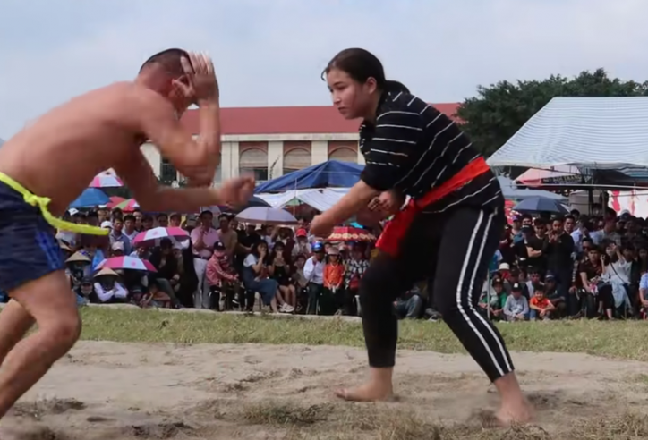 VIDEO: Siêu đô vật nữ đánh bại đối thủ nam đầy thuyết phục