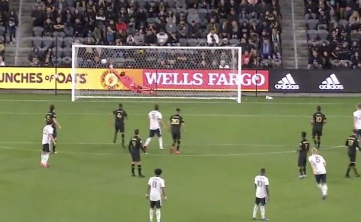 VIDEO: Siêu phẩm đá phạt của Roberto Carlos được tái hiện ở Mỹ