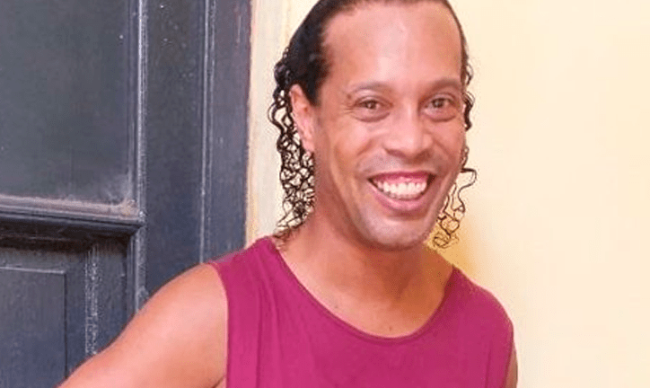 Ronaldinho đá bóng trong tù với điều luật siêu dị