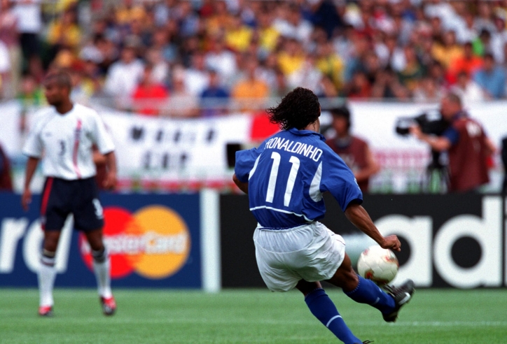 VIDEO: Ronaldinho đá phạt khiến toàn bộ tuyển Anh 'việt vị'
