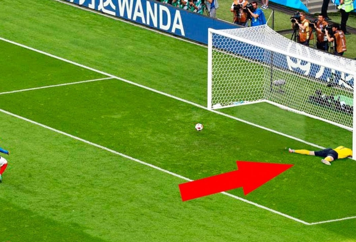 VIDEO: Thủ môn 'ăn rùa' nhất lịch sử với pha cản penalty siêu hài