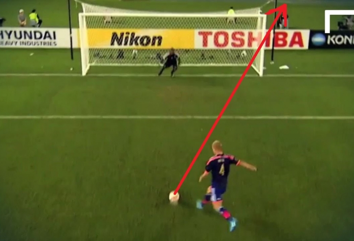 VIDEO: Cú đá penalty tệ nhất sự nghiệp của HLV Campuchia