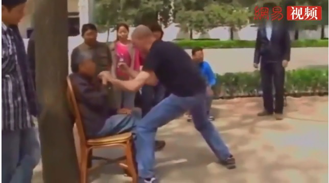 Võ sư Thái Cực Quyền 90 tuổi tấu hài với màn 'võ truyền điện'