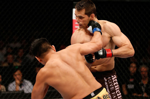 Cung Lê tung cú đấm 'tử thần' hạ gục huyền thoại UFC sau 2 phút