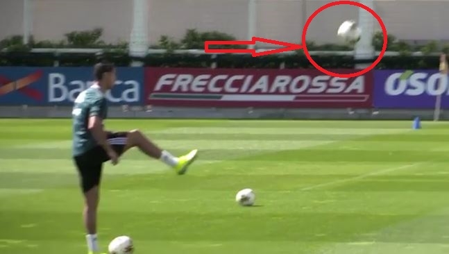 VIDEO: Ronaldo trình diễn kỹ năng bóng rổ... bằng chân