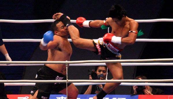 'Cậu bé chăn cừu' bay người hạ knock-out gã khổng lồ