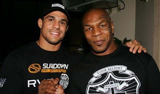 Mike Tyson trở lại sàn võ với khoảnh khắc hiếm có trong lịch sử