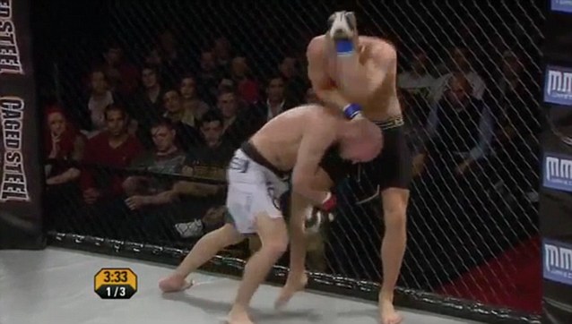 VIDEO: Mưa đòn tàn khốc của McGregor hồi còn vô danh
