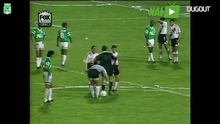VIDEO: Thủ môn 'bọ cạp' sút phạt tung lưới River Plate