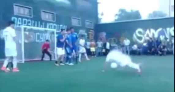 VIDEO: Đánh lừa cả thế giới với cú đá phạt bằng...đầu