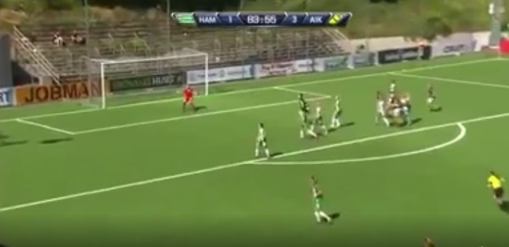 VIDEO: Nữ cầu thủ 19 tuổi tái hiện pha đá phạt kinh điển của Ronaldinho