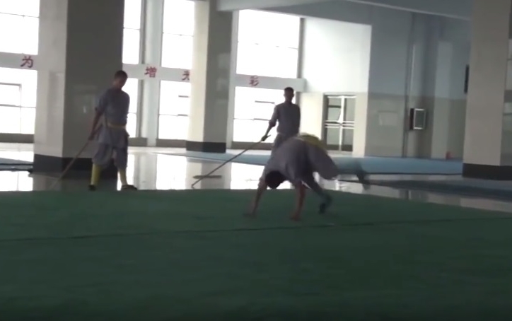 VIDEO: Đệ tử Thiếu Lâm gây sốt với màn thi triển tuyệt kỹ 'Hầu quyền'