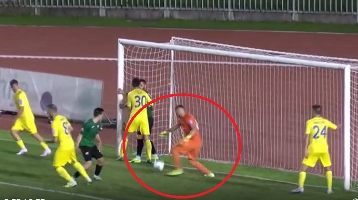 VIDEO: Thủ môn bị nghi bán độ vì mắc 2 sai lầm 'như tấu hài'