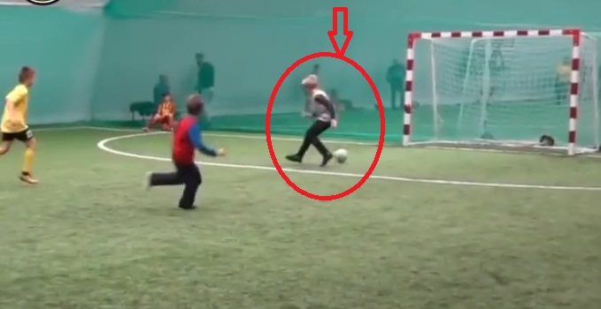 VIDEO: 2 triệu lượt xem pha 'đẻ trứng' hài hước của 'tiểu Karius'