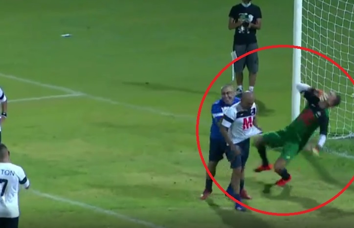 VIDEO: Màn ăn vạ lố lăng của thủ môn và cái kết đáng đời