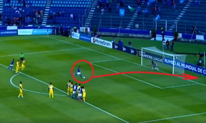 VIDEO: Cầu thủ 'tắm hai lần trên một dòng sông' ở chấm penalty
