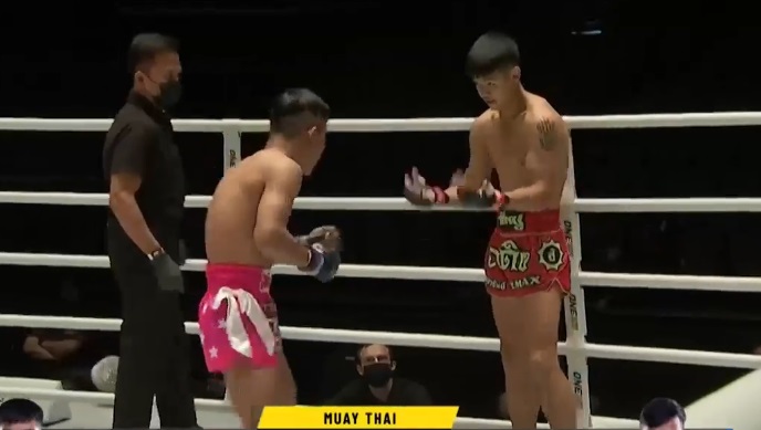 VIDEO: Khiêu khích đối thủ, võ sĩ Trung Quốc nhận cái kết thảm hại